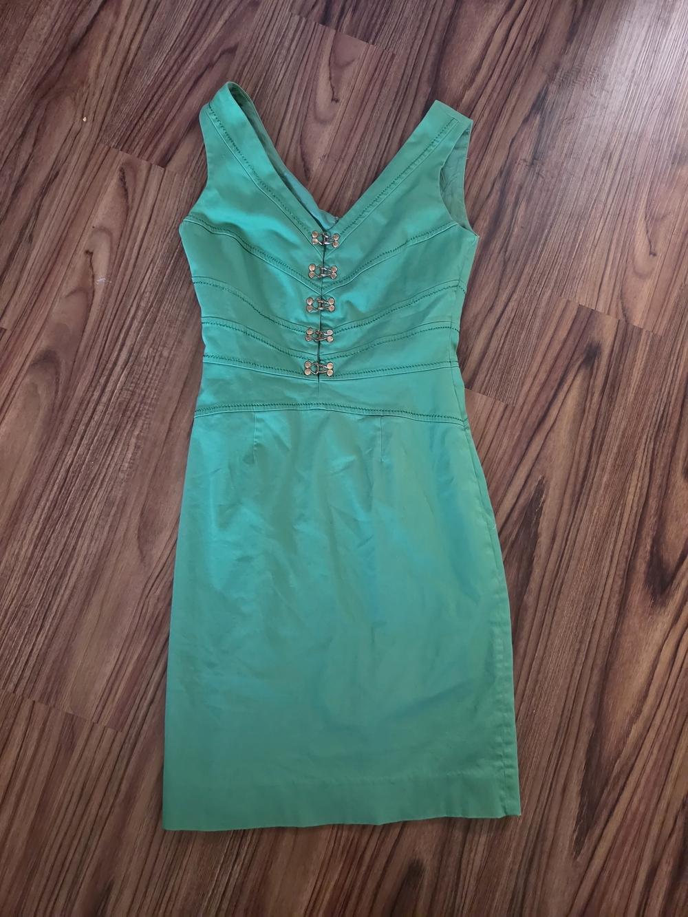 Green V-Neck Sleeveless Sheath Dress with Decorative Clasps